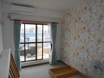 家族みんなが集まる明るいリビングに